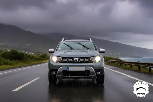 Location voiture réunion Dacia jogger essence sous la pluie
