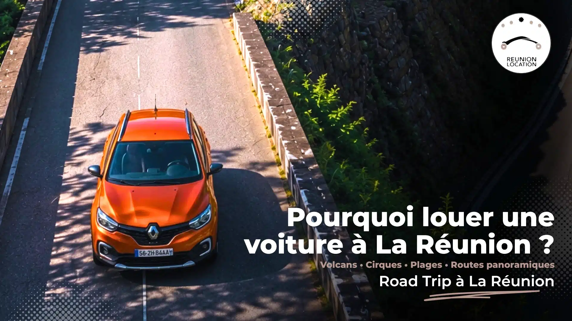 Voiture de location à La Réunion sur une route panoramique avec vue sur les montagnes, les paysages tropicaux et les routes des Hauts de l’île