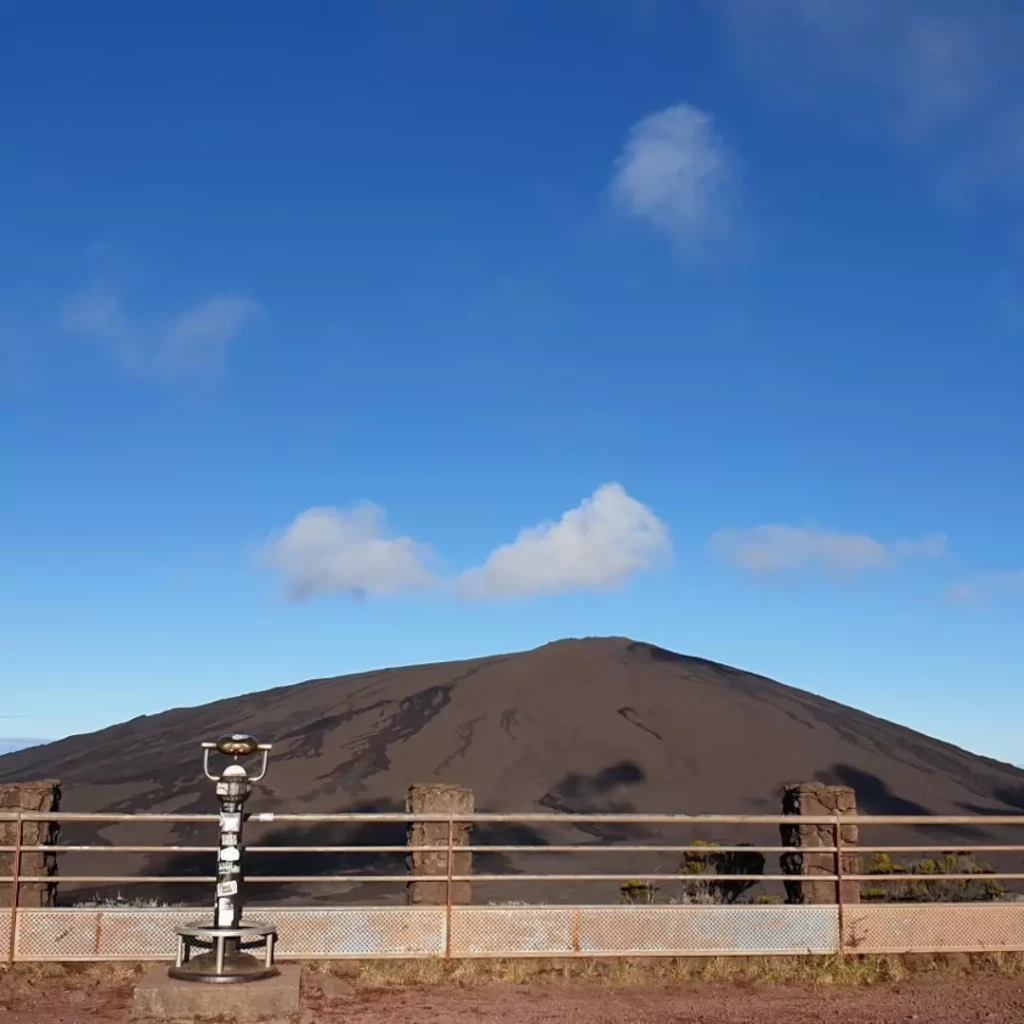Voiture de location à La Réunion sur une route panoramique avec vue sur les montagnes, les paysages tropicaux et les routes des Hauts de l’île