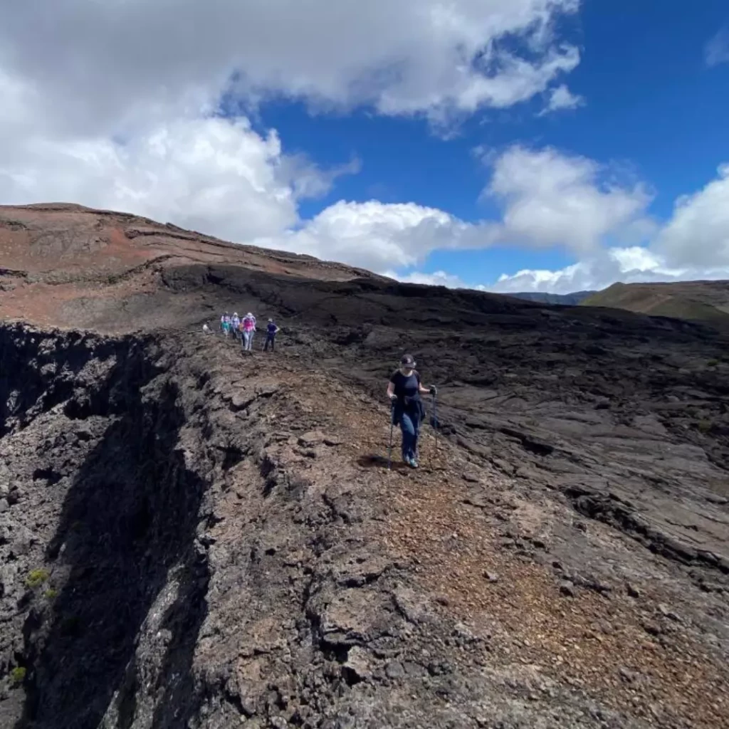Voiture de location au Piton de la Fournaise pour explorer les paysages volcaniques de La Réunion
